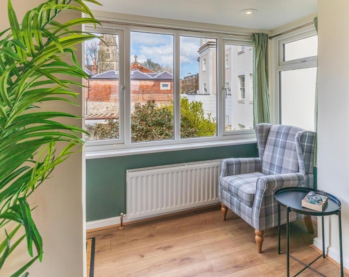 4 Bed City House With Private Garden And Parking Винчестер Экстерьер фото